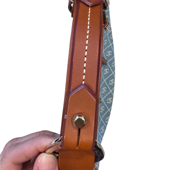 Dooney & Bourke Signature canvas crescent hobo shoulder bag - Picture 3 of 6